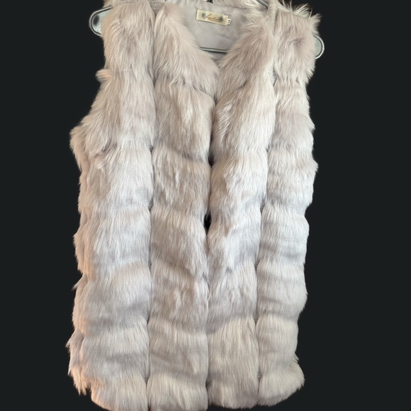 Faux Fox Fur Blush Color Vest with Plush Texture and Mid-Thigh Length - Picture 7 of 10